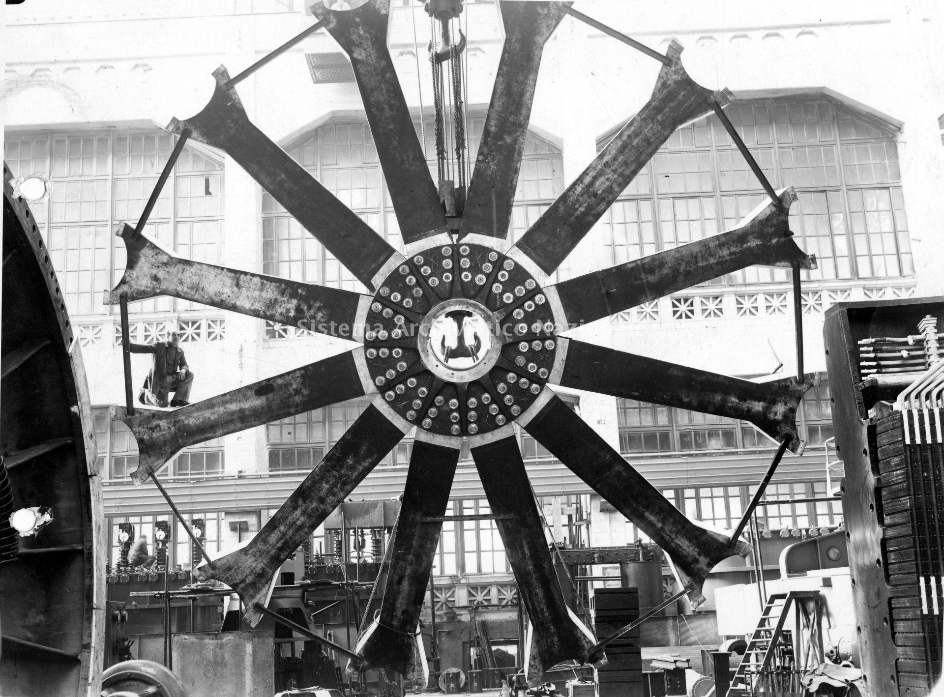   Ruota polare alternatore trifase, stabilimento elettrotecnico di Genova-Cornigliano, 1954.
