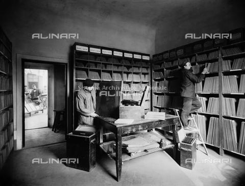   L\'archivio dei negativi dello stabilimento fotografico Alinari di via Nazionale, Firenze, 1910 ca. (Alinari 24 ore).
