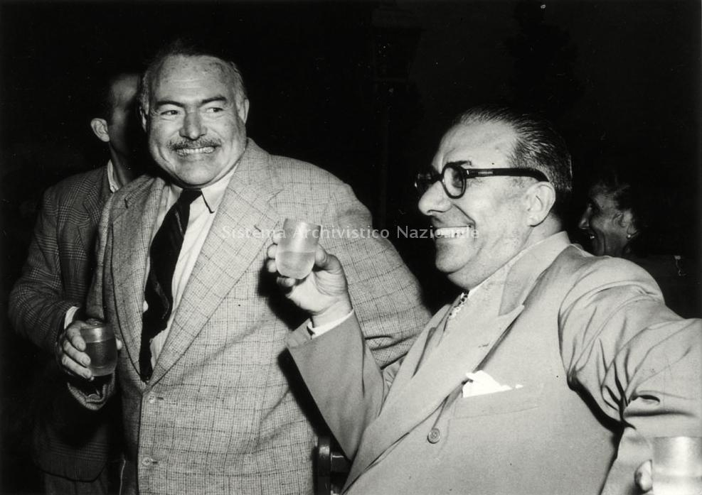   Arnoldo Mondadori con Ernest Hemingway, suo ospite a Meina nel 1948 (Fondazione Arnoldo e Alberto Mondadori).

