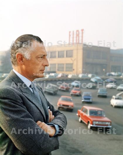   Gianni Agnelli. Sullo sfondo lo stabilimento Fiat Mirafiori, Torino, 1970 ca. (Archivio e centro storico Fiat, Archivio iconografico).
