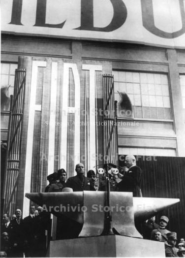   Benito Mussolini si rivolge alle maestranze dello stabilimento Fiat Lingotto, Torino, 1932 (Archivio e centro storico Fiat, Archivio iconografico).
