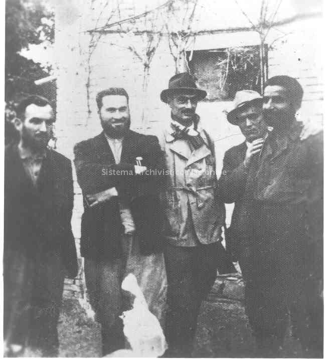   Enrico Mattei (terzo da sinistra) tra le truppe dei partigiani bianchi, settembre 1943 (Eni).
