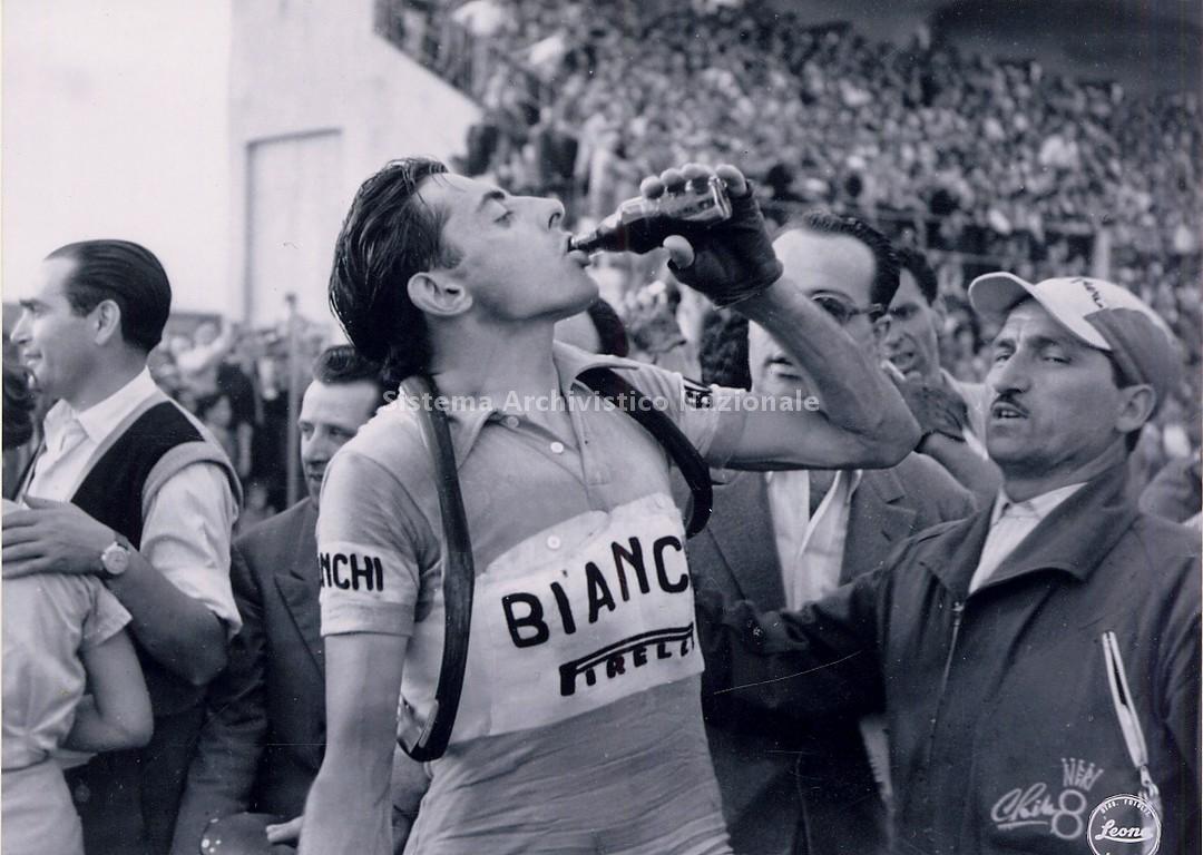  Fausto Coppi all\'arrivo durante il Giro d\'italia, 1951 (Archivio di Stato di Foggia, fondo Gaetano Spirito).

