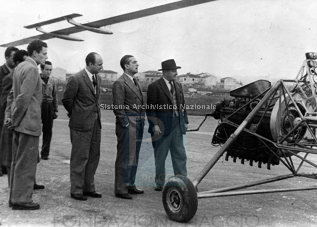   Corradino D\'Ascanio con Enrico Piaggio e Francesco Lanzara durante le prove dell\'elicottero PD3
