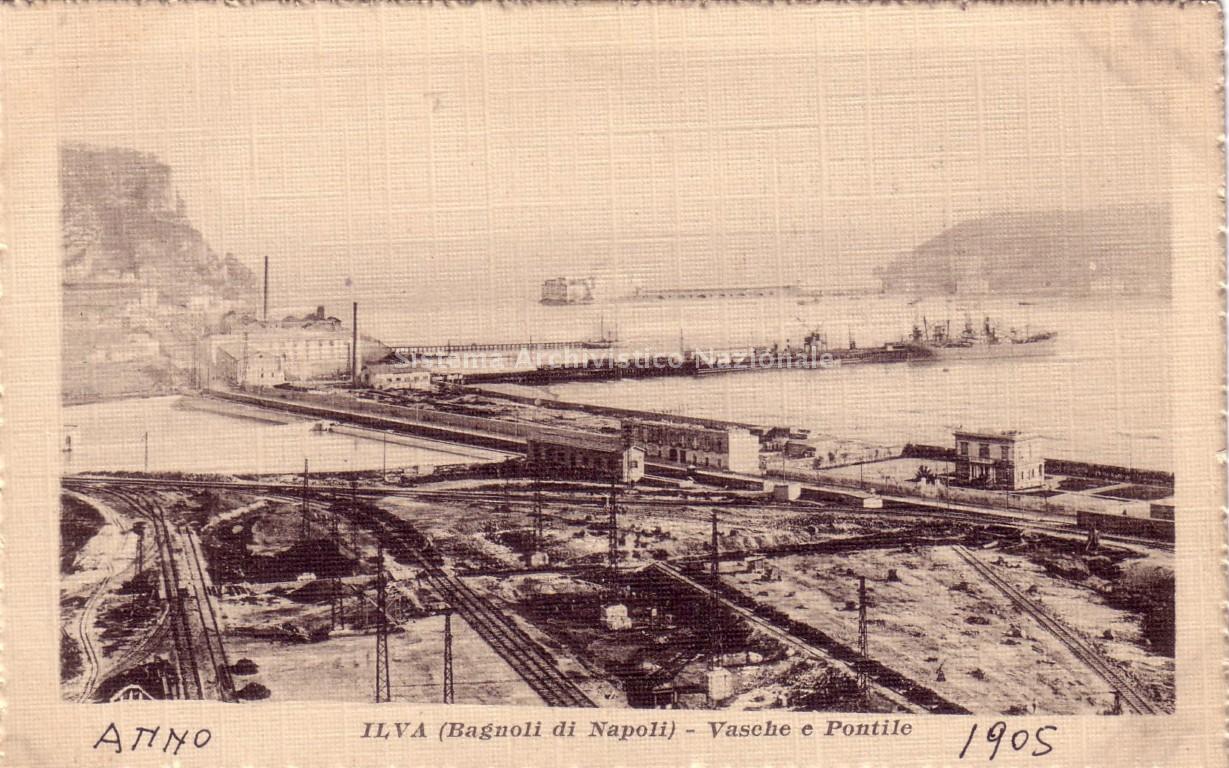   Cartolina postale dello Stabilimento Ilva di Bagnoli. Vasche e pontile, Napoli, 1905 (Bagnolifutura spa, fondo Ilva di Bagnoli).
