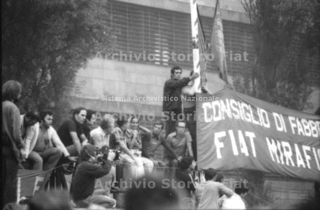   Consiglio di fabbrica davanti allo stabilimento Fiat Mirafiori, Torino, 1980 (Archivio e centro storico Fiat, fondo iconografico).
