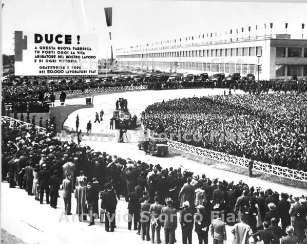   Parata durante l\'inaugurazione dello Stabilimento Fiat Mirafiori, Torino 1939 (Archivio e centro storico Fiat, Fondo iconografico).

