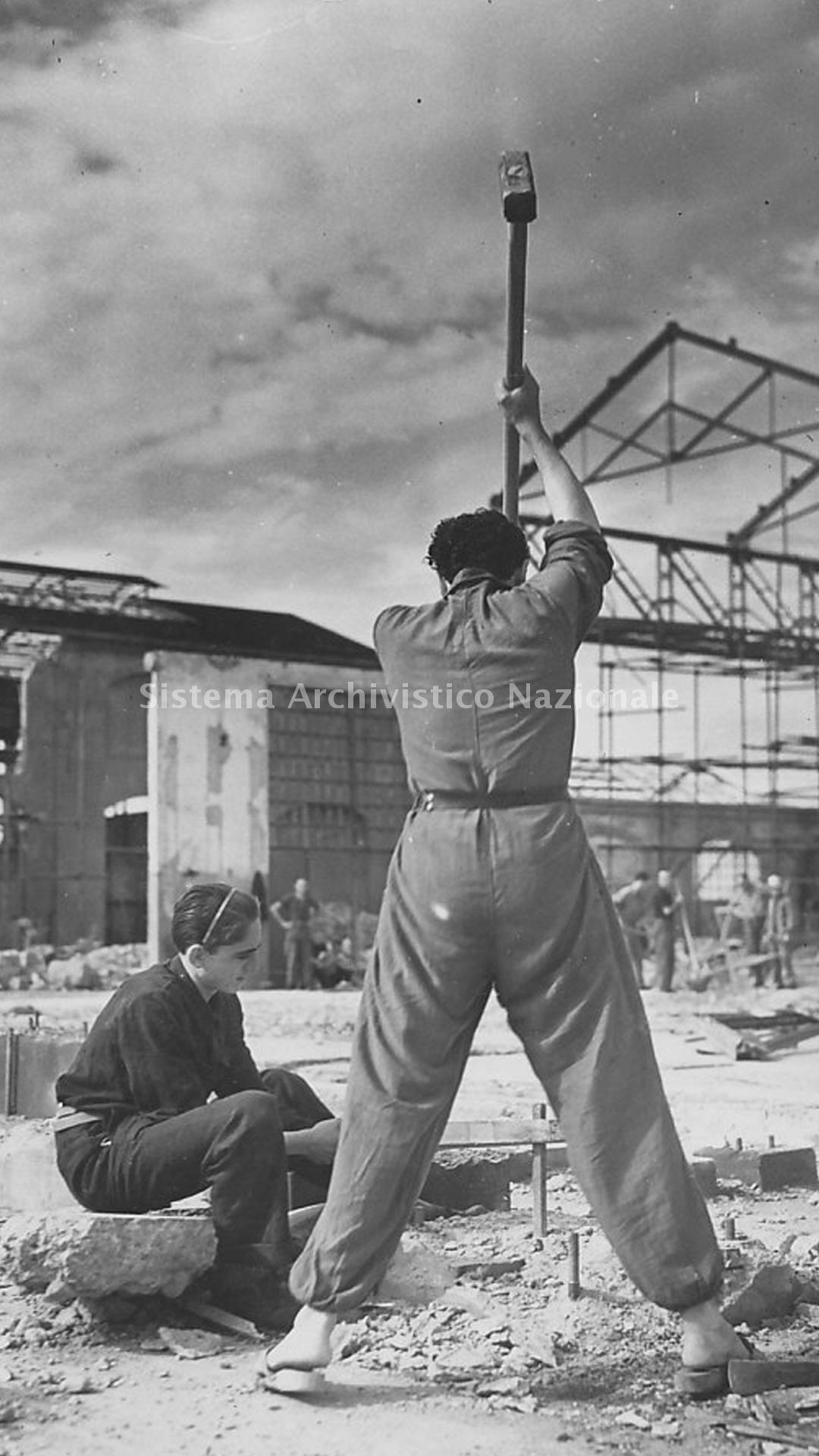   Ricostruzione dello stabilimento V sezione Aeronautica Breda al termine della Seconda Guerra mondiale, Sesto San Giovanni (MI), 1945-1946 (Fondazione Isec, fondo Breda).
