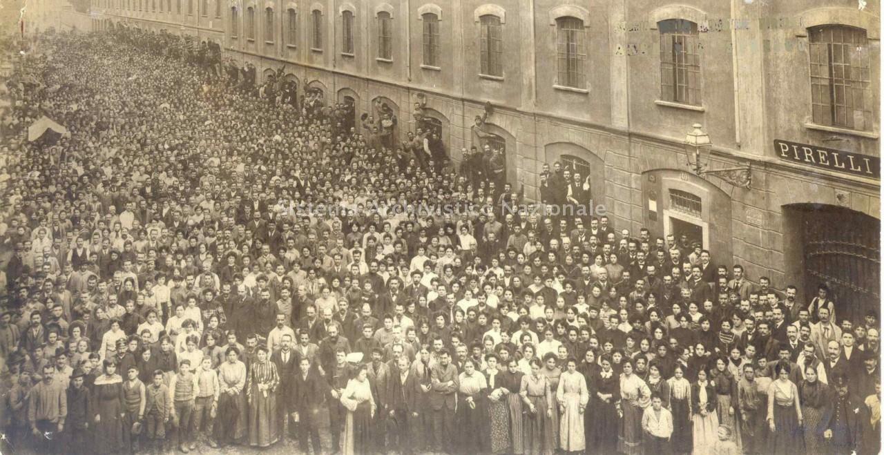   Maestranze davanti ai cancelli dello stabilimento Pirelli, Milano, 1905 (Fondazione Pirelli).
