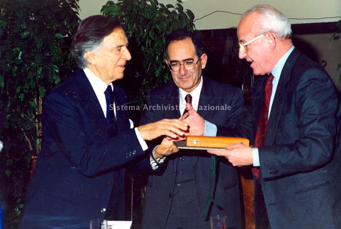   Pietro Barilla (a sinistra) riceve il Premio Tagliacarne, Parma, 1990 (Archivio storico Barilla, fondo Barilla).
