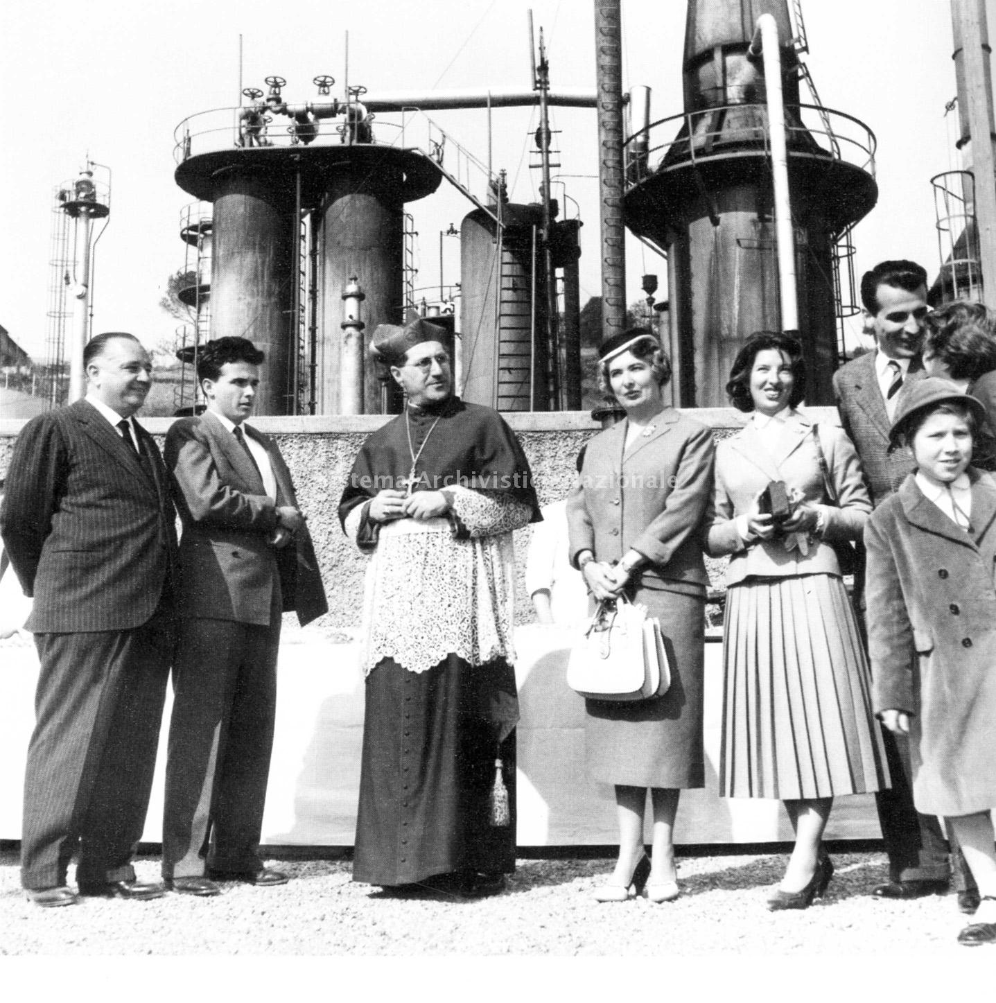   Edoardo Garrone e la sua famiglia con il cardinale Giuseppe Siri, 1955 (Fondazione Edoardo Garrone).
