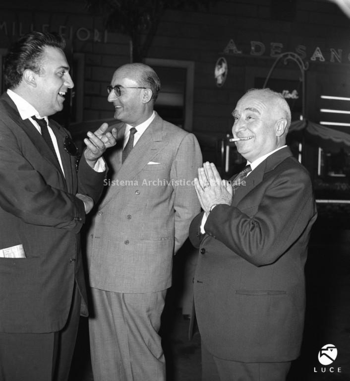   Da sinistra, Federico Fellini, Nicola De Pirro e Angelo Rizzoli sul set del film "La dolce vita", Roma, 1960 (Archivio storico Luce, fondo V.E.D.O.).
