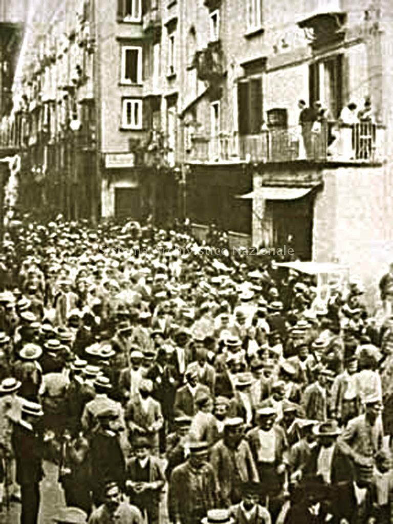   In una foto di Carlo Abeniacar lo sciopero generale a Napoli, nel 1904, per i fatti di Buggerru e Castelluzzo.
