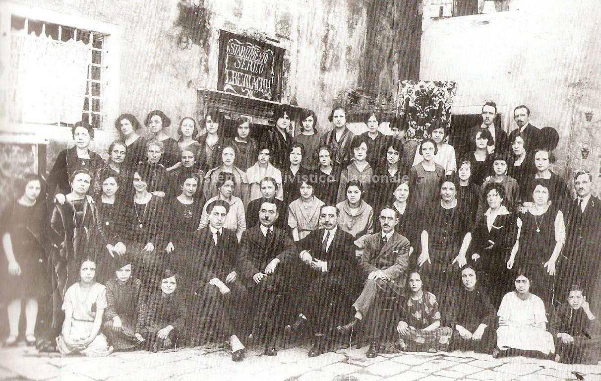   I fratelli Bevilacqua posano con le maestranze della ditta, Venezia 1923 (Archivio storico Tessitura Bevilacqua)
