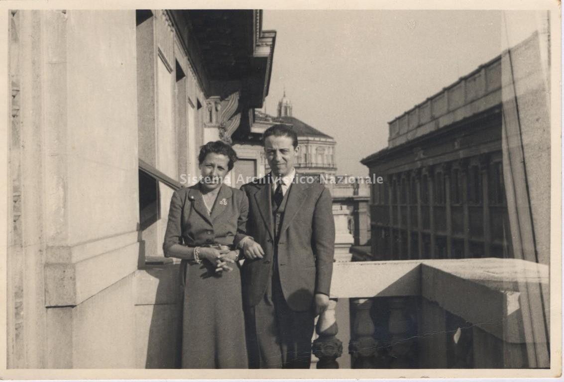   Enrico Cuccia con la moglie Idea Nova Beneduce, sposata il 19 giugno 1939, Milano 1940 ca. (Archivio storico Mediobanca "Vincenzo Maranghi")
