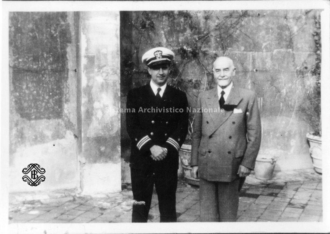   Niccolò Introna e il colonnello statunitense Henry Joseph Tasca, Roma, 1945 ca. (Archivio storico Banca d\'Italia, Archivio storico fotografico, Fondo Corradini)
