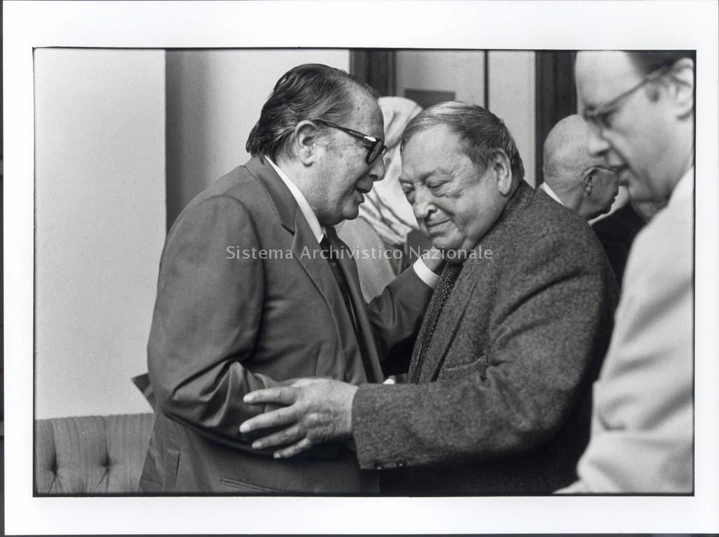   Vito Laterza, a sinistra, con l\'amico e storico francese Jacques Le Goff in una foto di Mario Boccia, 1998-2000 (Editori Laterza)
