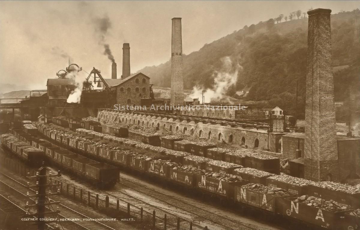   Veduta della miniera per la lavorazione del carbone nella contea di Monmouthshire in Scozia, Celynen 1930 (Archivio storico Italgas, Fondo Italgas)
