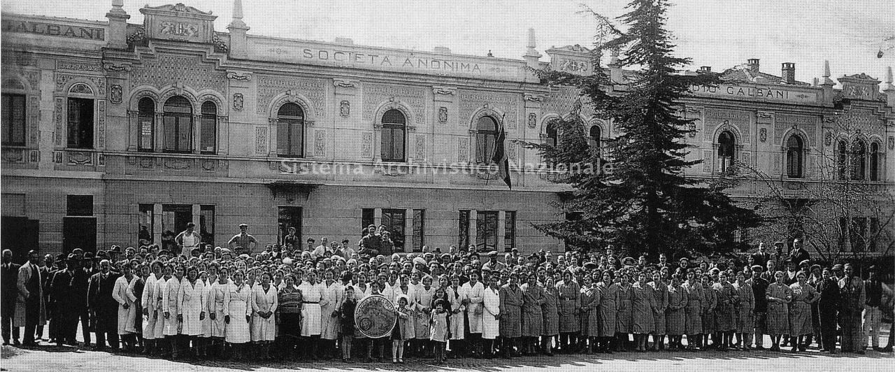   Foto di gruppo di maestranze e operai della Società anonima Egidio Galbani, 1920 ca., Melzo (Museo del Marchio Italiano)
